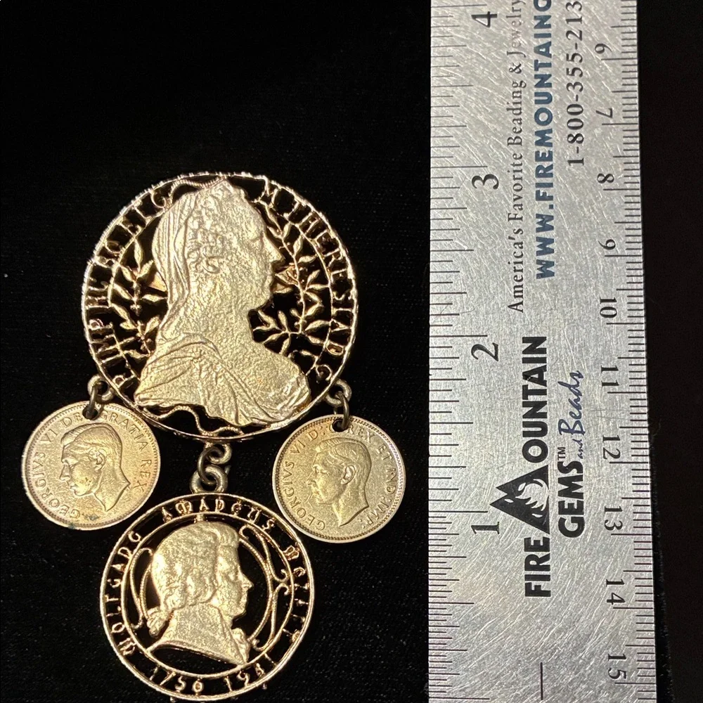 Elegant vintage Gold Coin Pendant Brooch